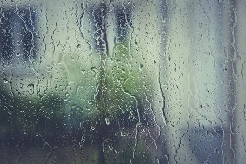 透明玻璃上的水滴 透明玻璃上的水滴