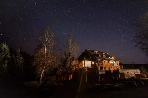 夜间灯火通明的房子 夜间灯火通明的房子