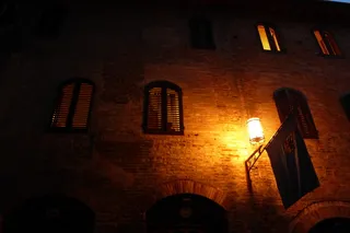 灯光、氛围、灯具、历史街道照明、夜间、建筑、旧建筑、建筑和建筑物