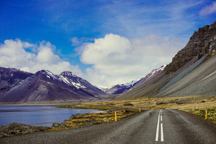 通往水体附近山区的道路