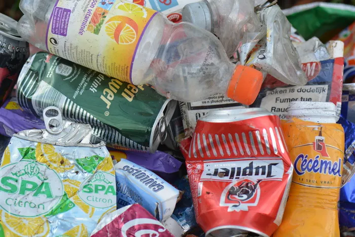 垃圾、非法倾倒、垃圾、易拉罐、无人、金融、纸币、特写