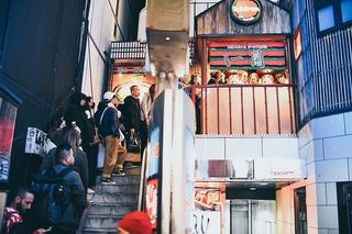 人们站在通往大楼的楼梯上