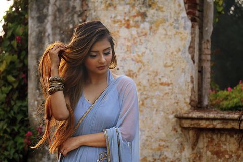 身穿蓝色连衣裙的女子照片