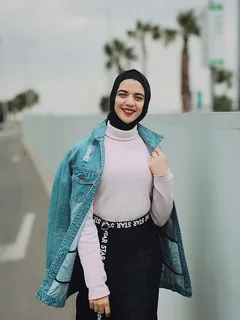 穿着蓝色牛仔夹克的女人 穿着蓝色牛仔夹克的女人