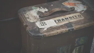 行李箱，旧，旧行李箱，皮革行李箱，古董，皮革，怀旧，垃圾