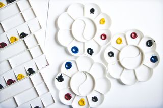 白色表面上的白色塑料