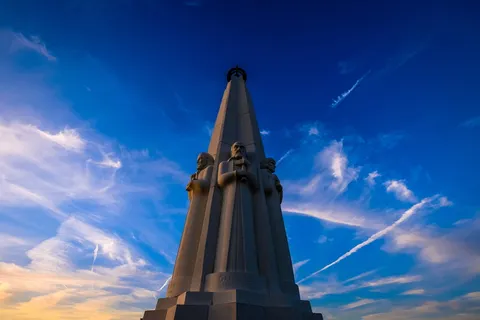 混凝土雕像的浅聚焦摄影