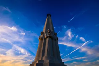 混凝土雕像的浅聚焦摄影