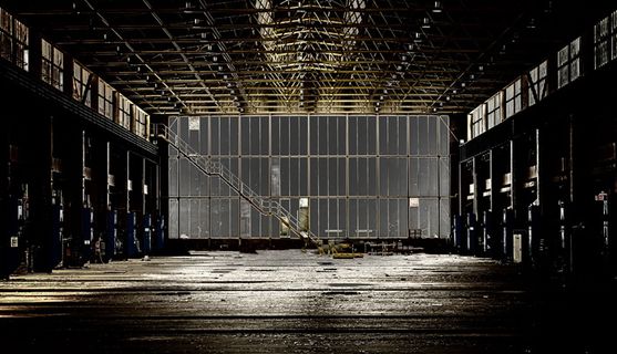 灰色、铁仓库、昏暗、灯光、夜晚、大厅、工厂、失落的地方