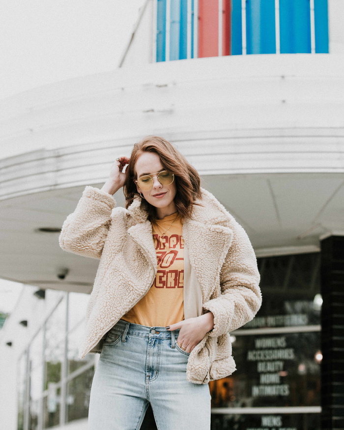 女士，穿着，棕色，外套，站立，建筑，白天，复古