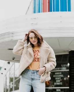 女士，穿着，棕色，外套，站立，建筑，白天，复古