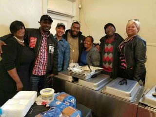 eber devine，eber devine图片，eber devine朋友，站着，微笑，一群人，男人，看着相机