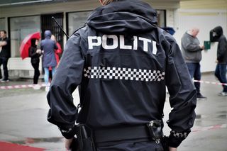 警察、当局、拘留、当局、逮捕、男子、挪威、法律