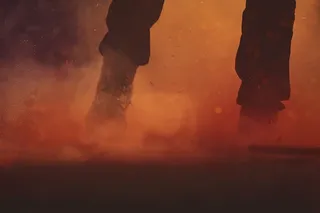 人，穿着，黑色，系带靴，烟，红色，深色，人