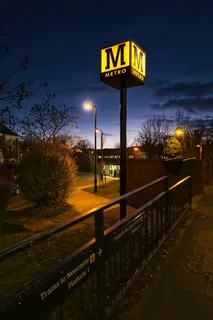 黑黄地铁电灯柱