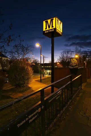 黑黄地铁电灯柱