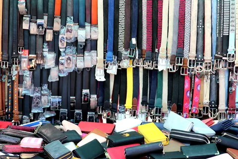 皮带、摊位、市场、农贸市场、市场摊位、皮具、纪念品、大型物品 皮带、摊位、市场、农贸市场、市场摊位、皮具、纪念品、大型物品