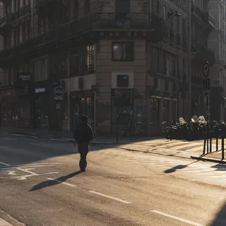 一个男人走在路上 一个男人走在路上