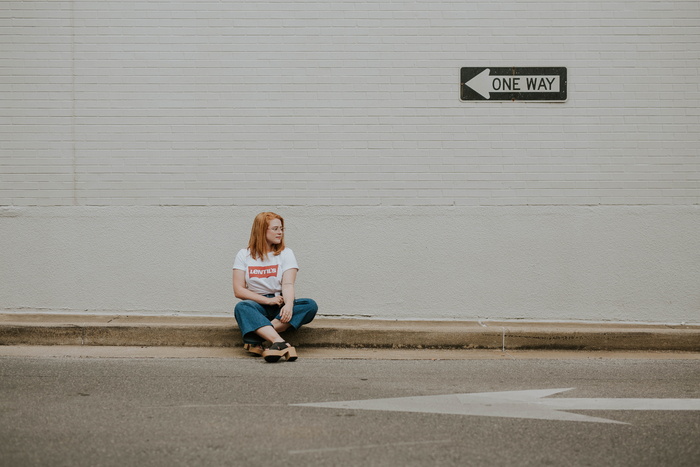 坐在罗德上的女人