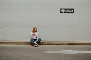 坐在罗德上的女人