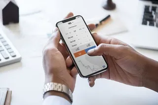 拿着银色Iphone X的人打开了