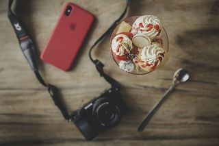 黑色单反相机、茶匙、冰淇淋和Iphone X