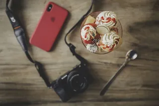 黑色单反相机、茶匙、冰淇淋和Iphone X