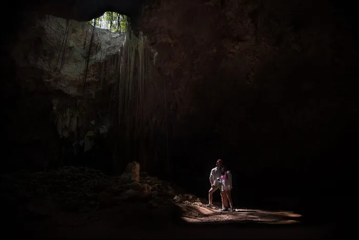 白天，一对情侣躲在洞穴里