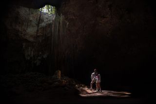 白天，一对情侣躲在洞穴里