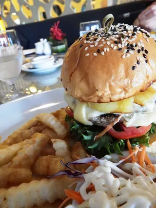 芝麻面包芝士汉堡配薯条和油菜沙拉