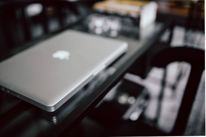 有笔记本电脑和日记的有条理的桌子