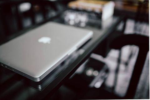 有笔记本电脑和日记的有条理的桌子