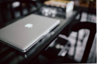 有笔记本电脑和日记的有条理的桌子