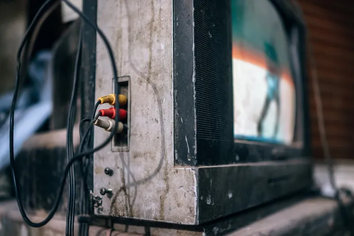 连接Rca电缆的Crt电视