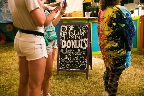 三名妇女站在草地上的标志旁边