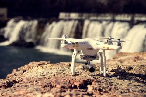 白色和金色 DJi Phantom 四轴飞行器