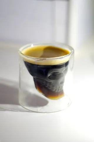 咖啡杯，杯子，陶器，饮料，饮料，啤酒，酒精，咖啡