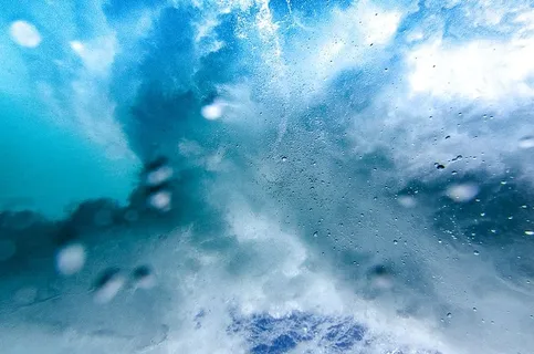 白色和蓝色的泡泡