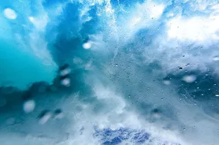 白色和蓝色的泡泡