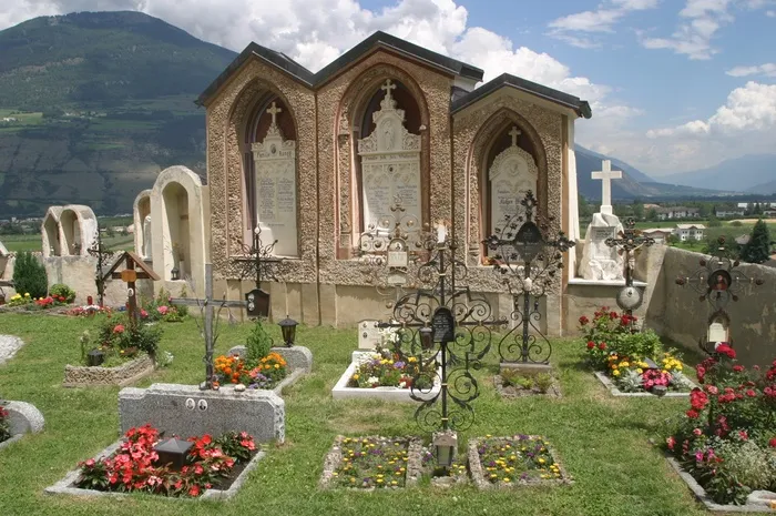 意大利维诺斯塔（val venosta）南蒂罗尔（south tyrol），旧公墓，墓碑，十字架，地下室，天空