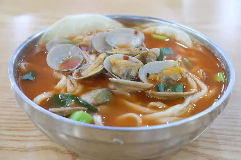 碗汤、面条、麻辣碱性面条、蛤蜊烤肉、烹饪、海默尔烤肉、韩国食品、面制品 碗汤、面条、麻辣碱性面条、蛤蜊烤肉、烹饪、海默尔烤肉、韩国食品、面制品