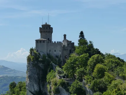 圣马力诺,城堡,建筑,城堡,建筑物,要塞,堡垒,建筑物,树 圣马力诺,城堡,建筑,城堡,建筑物,要塞,堡垒,建筑物,树