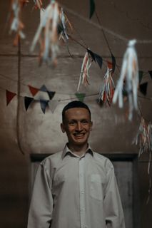 房间里站着微笑的男人