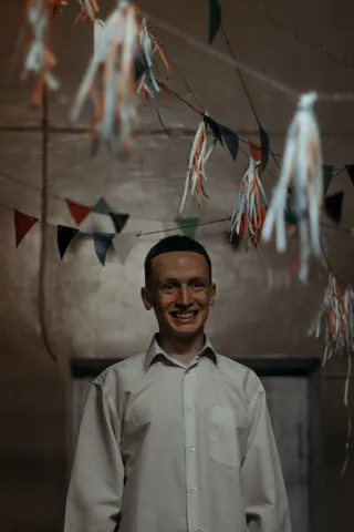 房间里站着微笑的男人