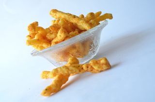 金块，油炸，零食，香料，碗，玻璃，盐，香料