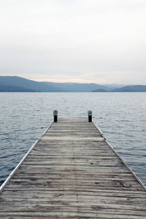 白天的棕色木质船坞