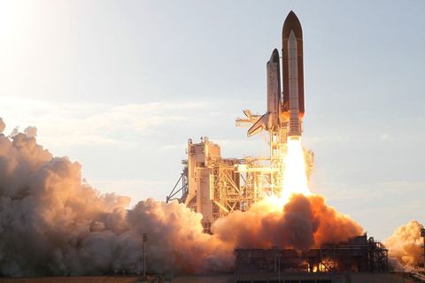 白色、黑色、飞行、火箭、白天、发现号航天飞机、发射、任务