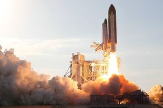 白色、黑色、飞行、火箭、白天、发现号航天飞机、发射、任务