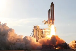 白色、黑色、飞行、火箭、白天、发现号航天飞机、发射、任务