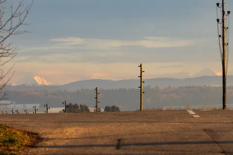 宽阔，电线杆，道路，土地，沥青，环境，天空，没有人